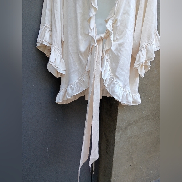Neiman Marcus Cream Ruffle Robe - Picture 4 of 8